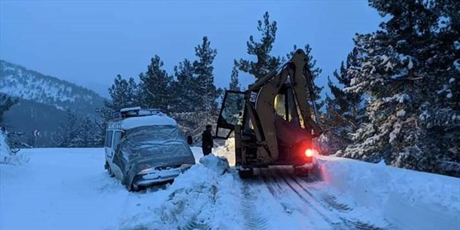 Adana'ya nisanda kar yağdı, sürücüler yolda mahsur kaldı