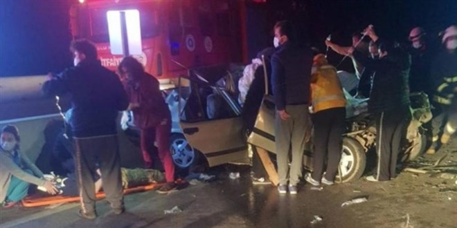 Antalya'da trafik kazas: 2 l, 2 ar yaral