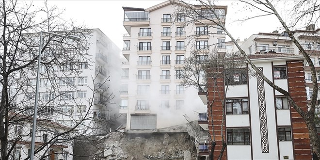 Açelya Apartmanı'nın kontrollü yıkım çalışmaları devam ediyor