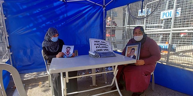 İzmir'de de HDP önünde 2 anne 'evlat nöbeti'ne başladı