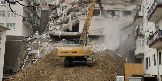 Ankara'da, 900 kiinin evsiz kald mahallede 'kira art' tepkisi