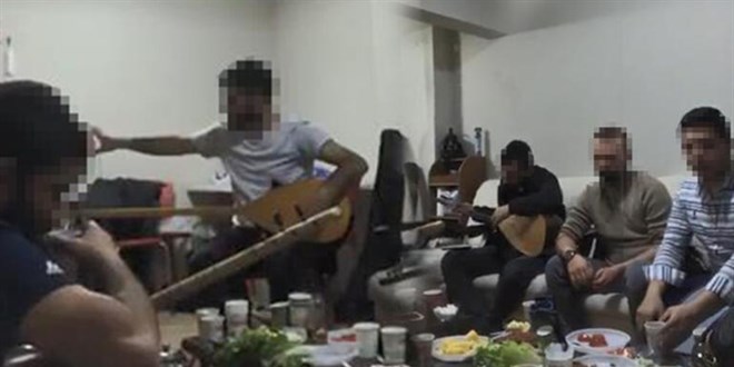 Kısıtlamaya rağmen eğlence! Canlı yayın yapınca yakalandılar