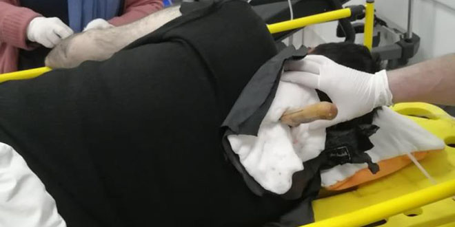 Kaldırımda yürürken dehşeti yaşadı, sırtındaki bıçakla hastaneye kaldırıldı