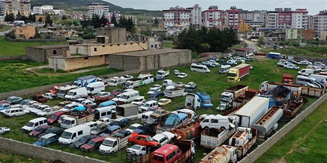 Yediemin otoparkındaki araçlar çürüyor