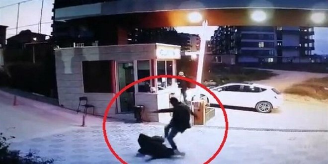 Yeğeninin kaybolduğu gerekçesiyle site güvenliğini dövdü
