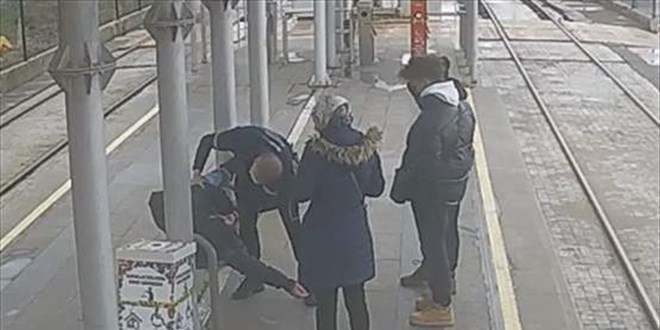 Tramvay beklerken kalp krizi geçiren kişiyi güvenlik görevlisi kurtardı