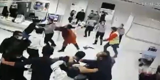 Sivas'ta, sağlık çalışanlarına saldırı anı kameraya yansıdı