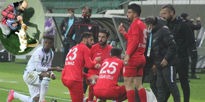 Futbolcular oruçlarını sahada açtı