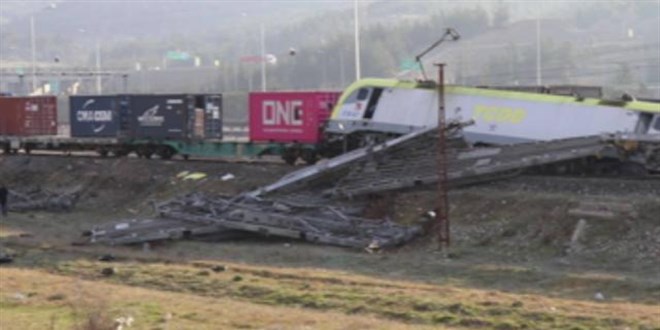 Adana'da tren kazası: 2 makinist yaralı