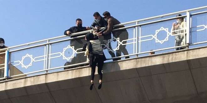 Konya'da st geitte intihar giriiminde bulunan gen kz polis kurtard