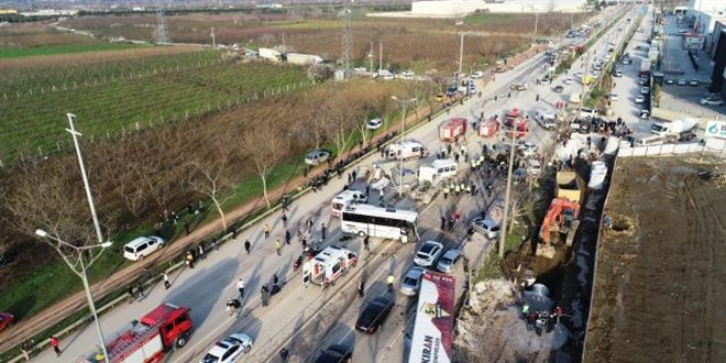 TIR faciasında şoför, çarpmayı önlemek için yolun sağına ve soluna kaçmamış