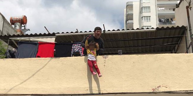 Babasının damdan atmakla tehdit ettiği 4 yaşındaki çocuk kurtarıldı