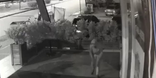 Kuaförün önündeki halıyı çalan hırsız, güvenlik kamerasına yakalandı