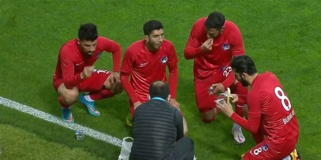 Maç sırasında orucunu açan futbolculardan açıklama