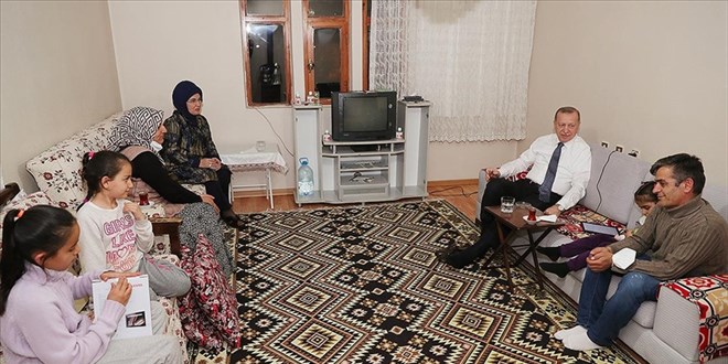 Cumhurbaşkanı Erdoğan, bir vatandaşın evinde iftar yaptı