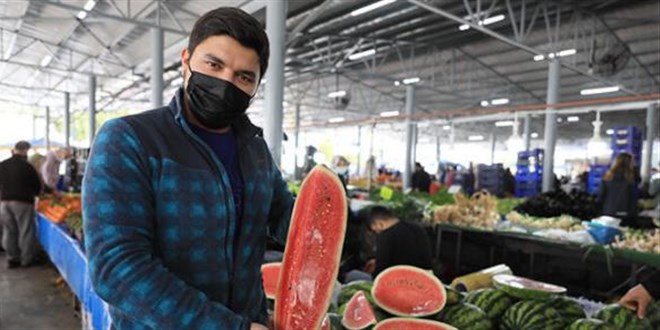 Tanesi 80 lira olan karpuz dilimle satlyor