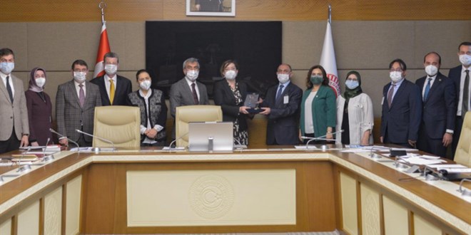 MEB'e, KDK tavsiye kararlarına uyduğu için plaket verildi