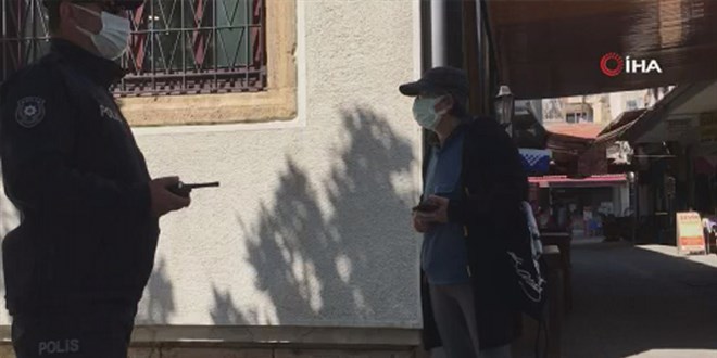 Temaslı çıkan sağlık görevlisi, polislere zor anlar yaşattı!