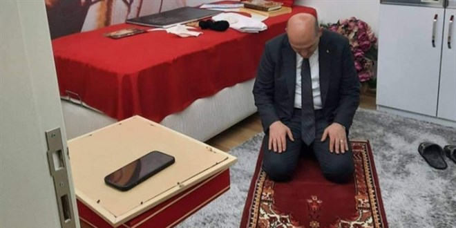 Bakan Soylu, şehidin seccadesinde namaz kıldı