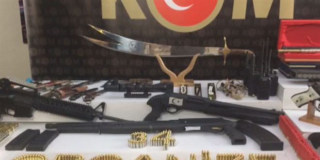 Sedat Peker operasyonunda ele geçirilenler emniyette sergileniyor