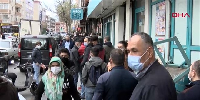 Esenler'de sosyal mesafesiz baklava kuyruğu