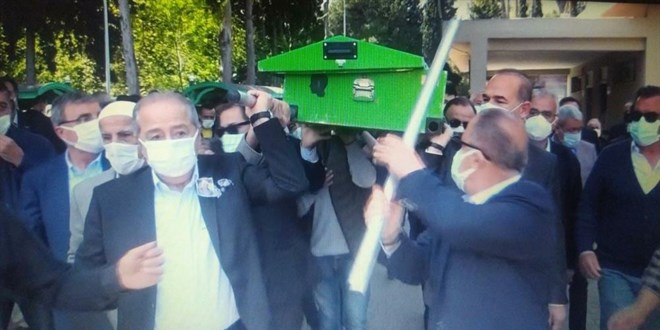 Taşıdığı tabutun direği elinde kalınca Fatih Terim şaşkınlık yaşadı