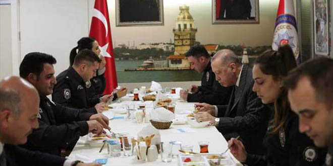 Cumhurbaşkanı Erdoğan, Çengelköy Polis Merkezi'nde iftar yaptı