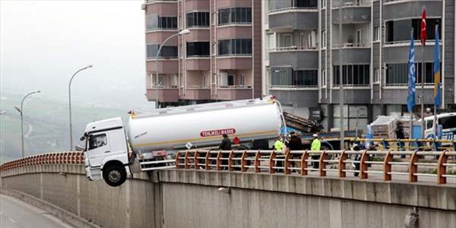 Samsun'da sürücüsünün el frenini çekmeyi unuttuğu tanker viyadükte asılı kaldı