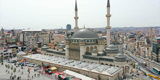 Taksim Camisi ramazann son cumas ibadete alyor