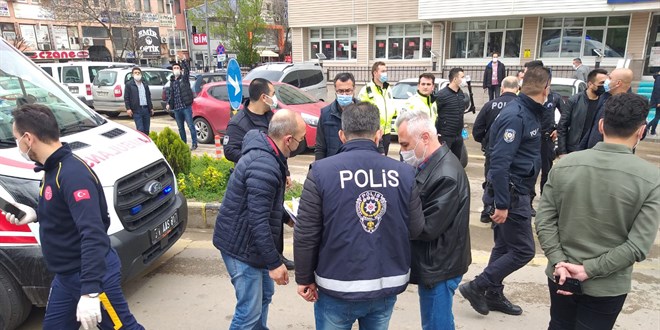 Polis merkezi önünde bıçaklı kavga: 4 kişi yaralı