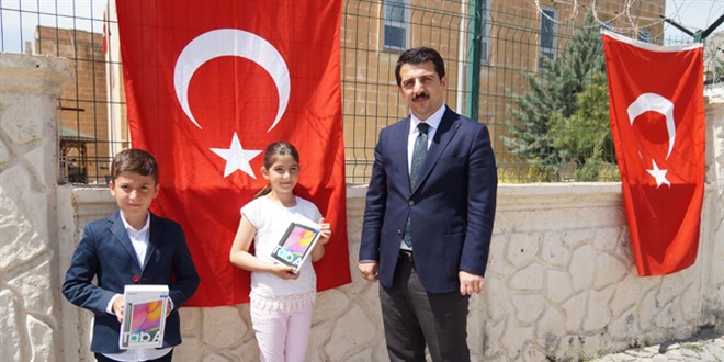 Bakan Soylu'dan bayrağı öpen çocuklara sürpriz