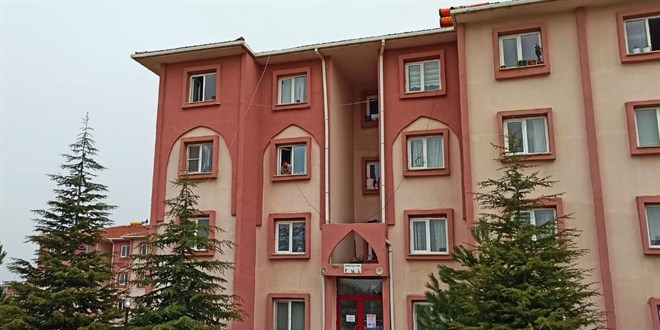 Koronavirüslü kadın komşularıyla mantı yaptı, apartman karantinaya alındı