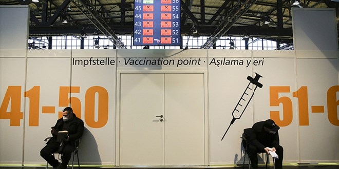 ABD'deki yetişkinlerin yarısına ilk doz Kovid-19 aşısı yapıldı