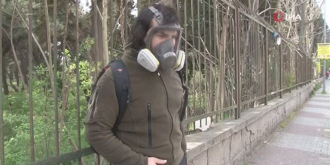 Tedbiri abarttı, vaka sayısı artınca dışarı gaz maskesiyle çıktı