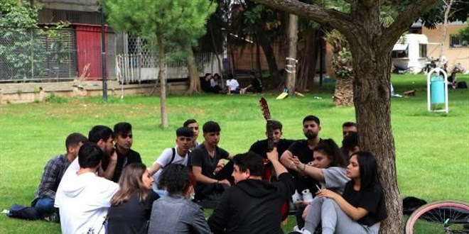 Termometre 41 dereceyi gösterdi! Adanalılar koronavirüsü unuttu