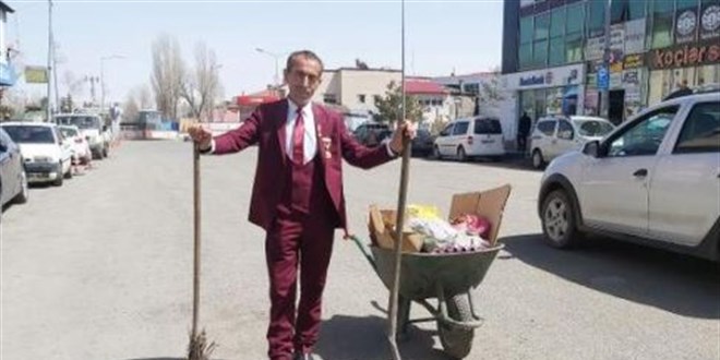 Cadde ve sokaklarını 21 yıldır takım elbiseyle temizliyor