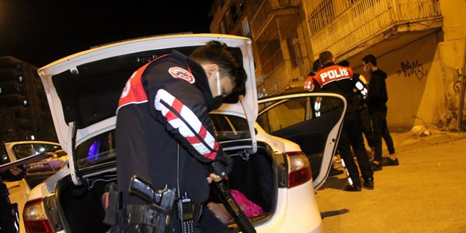 Ehliyetsiz ve asker kaçağı gençlerin akşam gezmesi pahalıya patladı