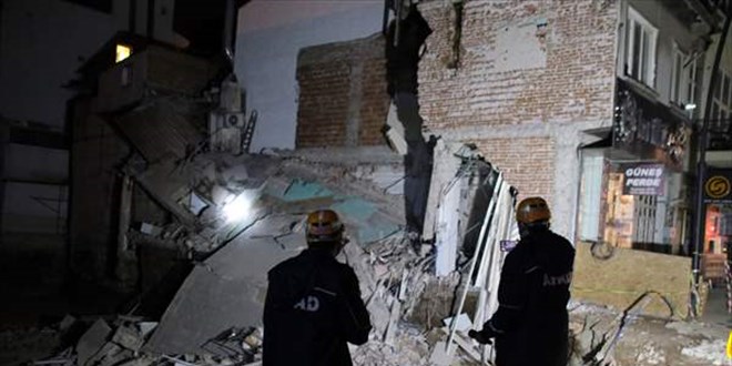Uşak'ta temel kazılırken hasar gördüğü için boşaltılan iki katlı bina çöktü