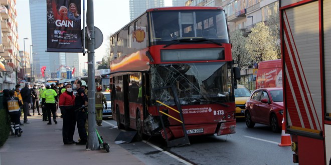 Beşiktaş'taki otobüs kazası kamerada: Şoför telefonla oynuyordu