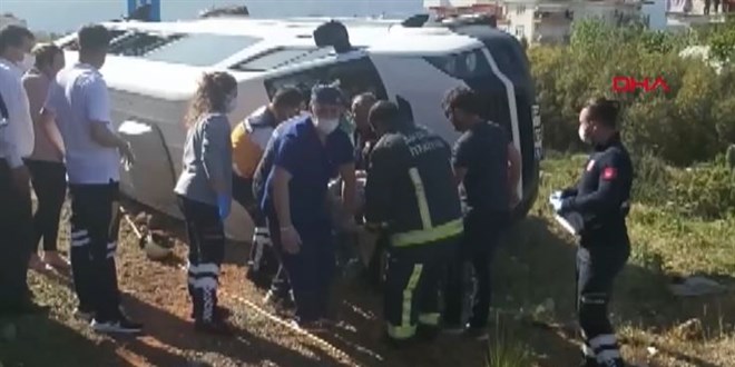 Üniversite personeli servisi ile otomobil çarpıştı: 1 ölü, 8 yaralı