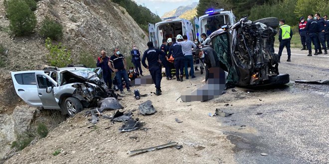 Adana'da pikap ile otomobilin arpt kazada 3 kii ld