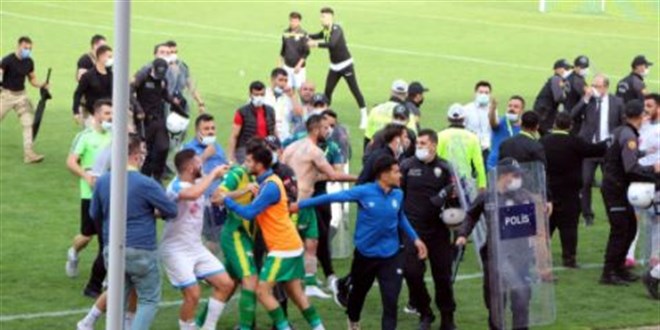 Bitiş düdüğü çaldı, saha karıştı!