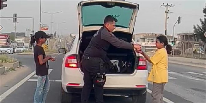 Polis memuru yol kenarındaki çocuklara meyve verdi