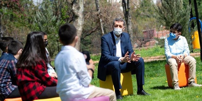 Bakan Selçuk'tan öğrencilere: Enstrüman çalmayı öğrenin