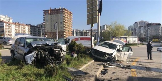 Ankara'da feci kaza: 3'ü çocuk 7 yaralı