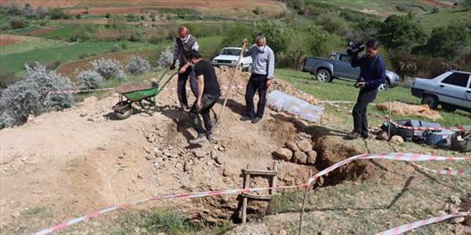 Adyaman'da ierisinde 7 insan iskeleti olan oda mezar bulundu