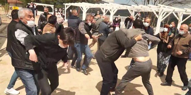 Köylüler ile muhtar tekme tokat kavga etti