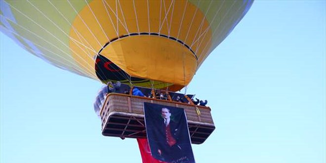 Kapadokya'da balonlar Trk bayraklar ve Atatrk posteri ile utu
