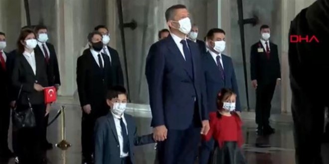 Bakan Selçuk, Anıtkabir özel defterini imzaladı