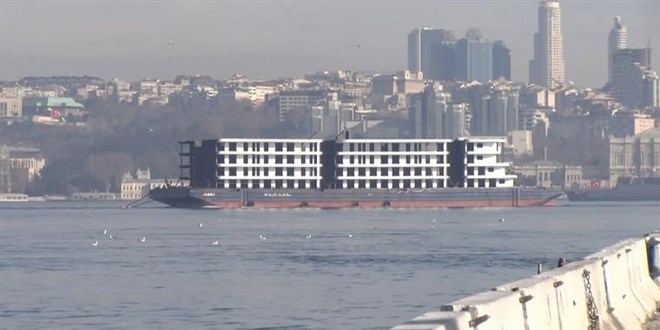 İstanbul Boğazı'ndan 'apartman' geçti